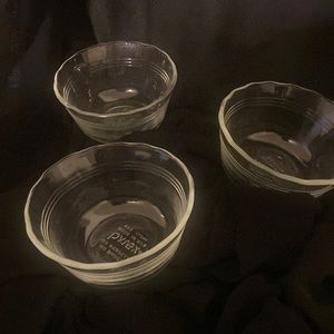 Three small dishes pyrex